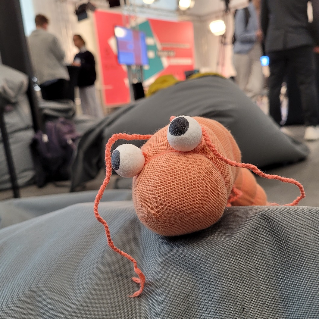 projektshrimp's tweet photo. Shrimpy macht es sich schon mal bequem in Mainstage-Nähe. #UFFestival #SocialHypertext #projektSHRIMP https://t.co/RNVgqMFKJI