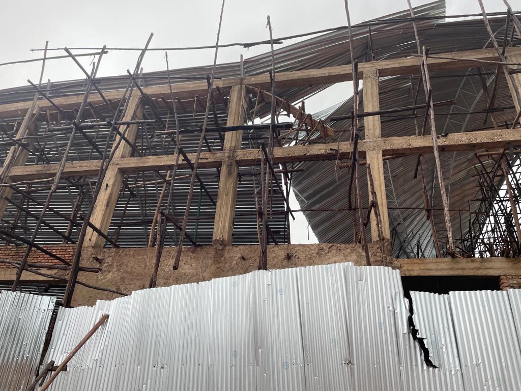 MagazineJimbere's tweet photo. 🙆🏾‍♂️ Toute la charpente du terrain moderne mixte de #basketball et #volleyball en cours de construction au chef-lieu de @Gitega a été détruite lors d'une pluie intense ce 26/04/2023

🔹 Certains observateurs croient que la cause serait le poids élevé des tôles par rapport aux supports. L'admicom de #Gitega Jacques Nduwimana demande le renforcement de la sécurité sur le site afin de prévenir le vol de ces matériaux. Pas de dégâts humains 

#Burundi