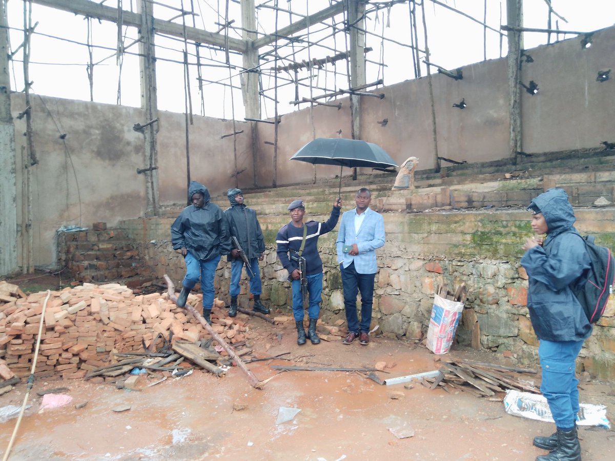MagazineJimbere's tweet photo. 🙆🏾‍♂️ Toute la charpente du terrain moderne mixte de #basketball et #volleyball en cours de construction au chef-lieu de @Gitega a été détruite lors d'une pluie intense ce 26/04/2023

🔹 Certains observateurs croient que la cause serait le poids élevé des tôles par rapport aux supports. L'admicom de #Gitega Jacques Nduwimana demande le renforcement de la sécurité sur le site afin de prévenir le vol de ces matériaux. Pas de dégâts humains 

#Burundi