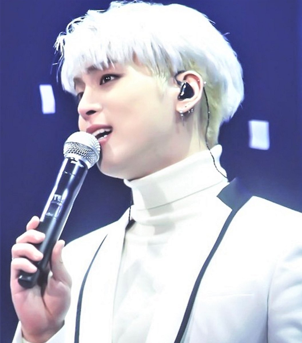 temps_de_rever's tweet photo. Jonghyun: "I think the reason humanity goes on living is, in the end, in order to leave an imprint of who we are in the world. You need to tell who you truly are." https://t.co/8iOLaEMyKM