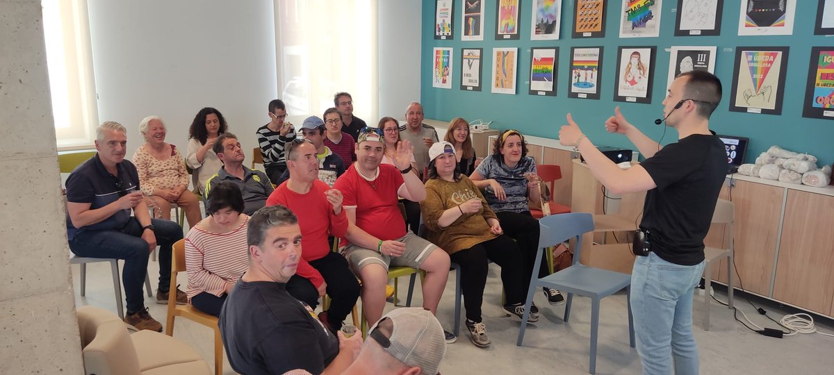 jjccparatodos's tweet photo. Y como no podía ser menos, dos partes fundamentales de nuestra esencia jiennense se unen en nuestras Jornada.

Analizamos la ciencia del aceite en el taller llevado a cabo por el Centro de Interpretación Olivar y Aceite.

#educacion #ciencia #AOVE #olivar #Ubeda #Jaen https://t.co/HogxfpMF9p