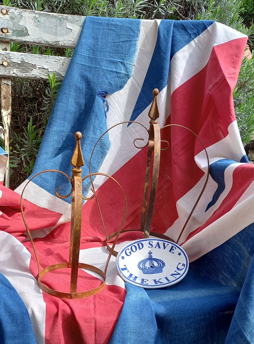 The Coronation of King Charles III is only days away now. We have lots of memorabilia to commemorate this historic event. Our "rusty" crowns would make the ideal prop for your garden/street party. The soap dish is a very useful addition to any kitchen or bathroom. 
#coronation