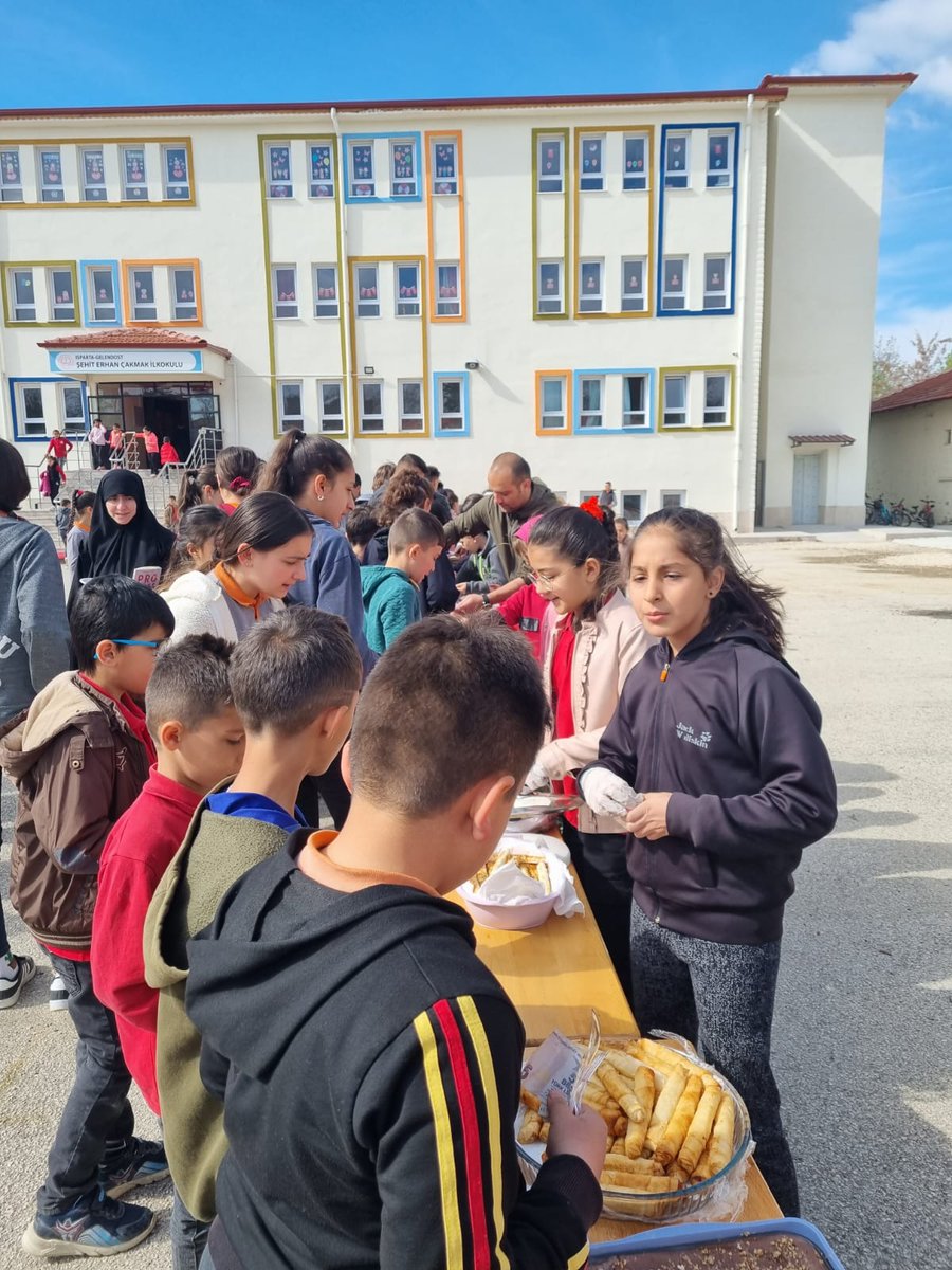 SehitErhan's tweet photo. ASRIN FELAKETİ OLARAK NİTELENDİRİLEN KAHRAMANMARAŞ MERKEZLİ DEPREMDE ZARAR GÖREN VATANDAŞLARIMIZIN HAYATA TUTUNMALARI AMACIYLA OKULUMUZDA KERMES DÜZENLENDİ. @GelendostK @ispartamem @ErhanBaydur1 @GelendostIlce @y_erdem_yilmaz @e32arikan @HalisBilgin32 https://t.co/NyeLkPCRa2