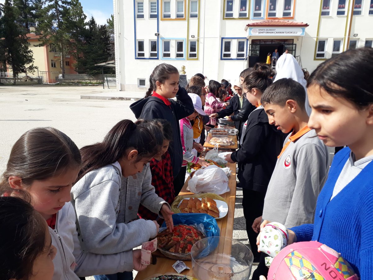SehitErhan's tweet photo. ASRIN FELAKETİ OLARAK NİTELENDİRİLEN KAHRAMANMARAŞ MERKEZLİ DEPREMDE ZARAR GÖREN VATANDAŞLARIMIZIN HAYATA TUTUNMALARI AMACIYLA OKULUMUZDA KERMES DÜZENLENDİ. @GelendostK @ispartamem @ErhanBaydur1 @GelendostIlce @y_erdem_yilmaz @e32arikan @HalisBilgin32 https://t.co/NyeLkPCRa2