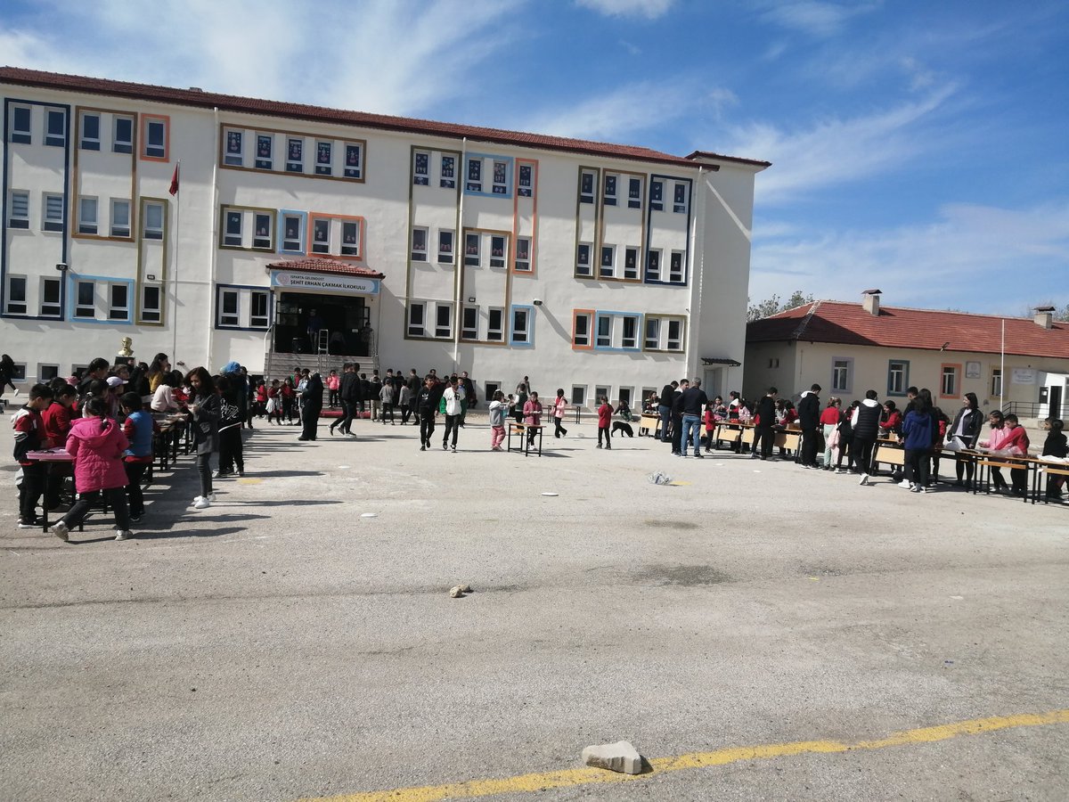 SehitErhan's tweet photo. ASRIN FELAKETİ OLARAK NİTELENDİRİLEN KAHRAMANMARAŞ MERKEZLİ DEPREMDE ZARAR GÖREN VATANDAŞLARIMIZIN HAYATA TUTUNMALARI AMACIYLA OKULUMUZDA KERMES DÜZENLENDİ. @GelendostK @ispartamem @ErhanBaydur1 @GelendostIlce @y_erdem_yilmaz @e32arikan @HalisBilgin32 https://t.co/NyeLkPCRa2