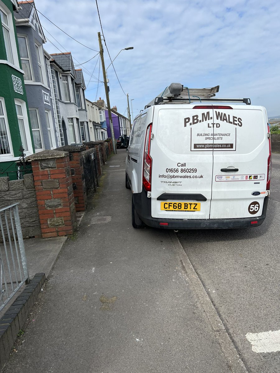 @SWPSwansea @SwanseaCouncil 
Here’s one for the #GowerNPT 
Van blocking the road and the pavement just outside the Chemist on Seaview Terrace in Penclawdd - right next to the access ramp. 

Doubt you’ll do anything about it tho, cos SWP couldn’t give a toss about pedestrians