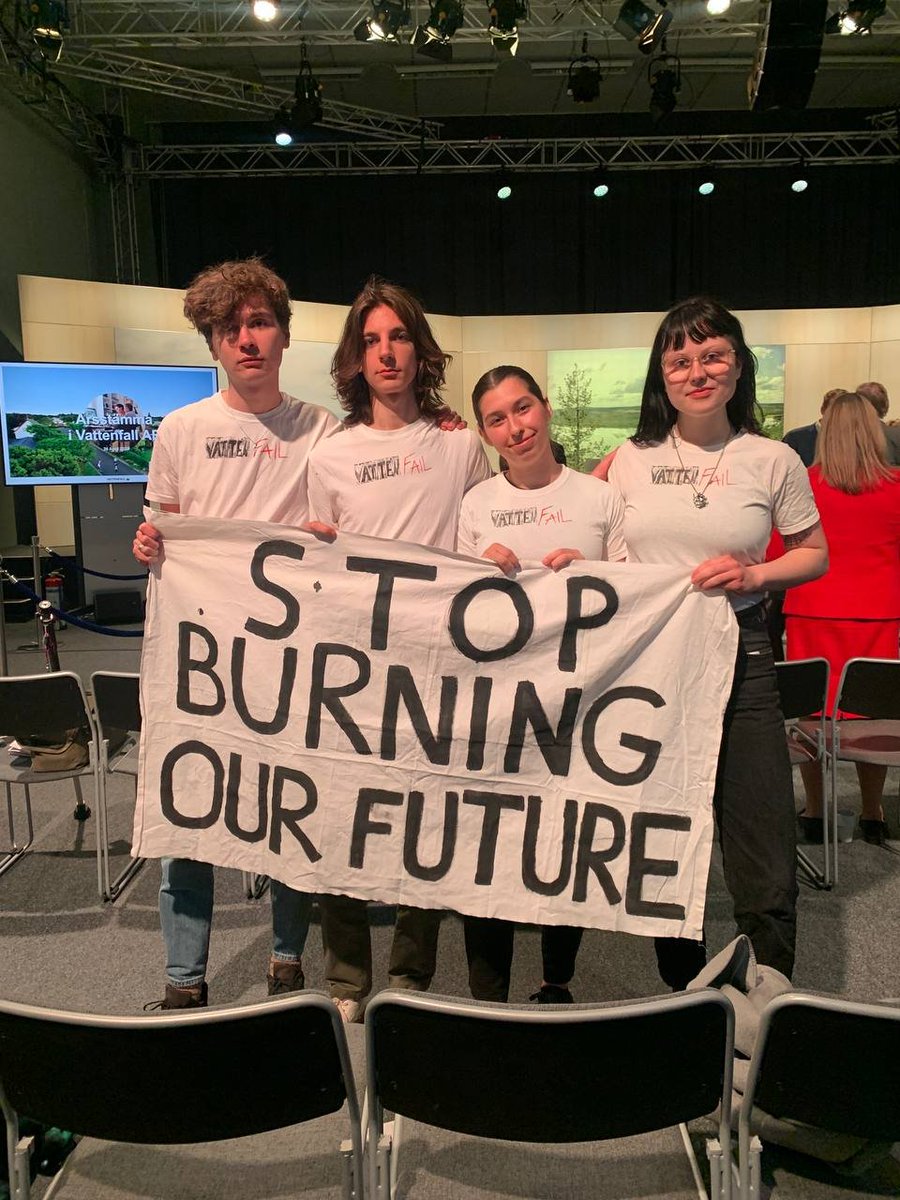 Idag demonstrerade vi både utanför och inne på Vattenfalls årsstämma. 

Det enda svar de hade på våra frågor kring deras förbränning av fossila bränslen och skoglig biomassa samt deras VDs årslön på över 21 miljoner kronor var mer greenwashing. 

#Vattenfail <a href="/VattenfallGroup/">Vattenfall Group</a>