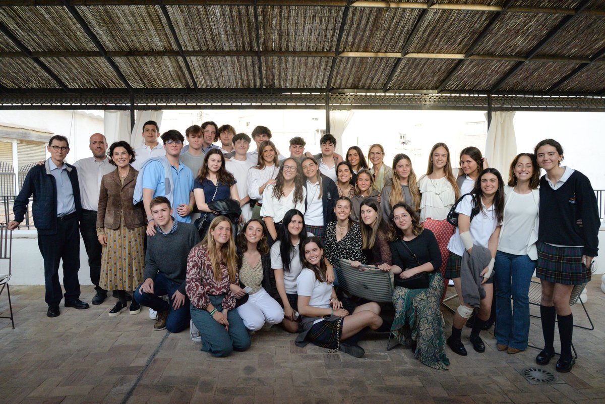 GaleriaAS's tweet photo. Siempre que recibimos en nuestra galería a estudiantes nos recuerda la importancia de acercar el arte a estas edades, pues es fantástico ver como profesores y alumnos comparten aficiones comunes, aprenden y además pasan un buen rato😊
@cumbresschool #GaleríaAnaSerratosa https://t.co/fcScTdH6s1