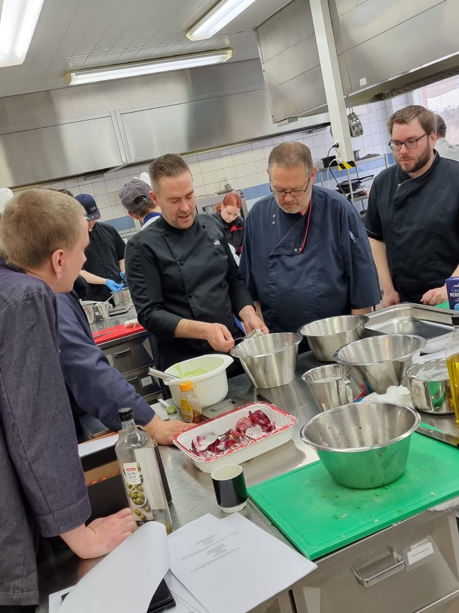 aolappia's tweet photo. Lappian opetuskeittiössä on ollut tänään menoa ja vilskettä, sillä RALLI-hankkeen osallistujia on ollut kouluttamassa keittiömestari/ravintoloitsija Arto Rastas / @ArtoRastas
#rallihanke #lappiaonparastalappia https://t.co/620HKaglyP