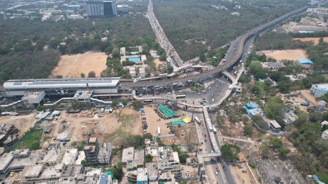 SriramYadavBRS's tweet photo. The Uppal skywalk is ready for easy pedestrian crossing 

#HappeningHyderabad @KTRBRS @BRSparty https://t.co/jV1KcsIKUk