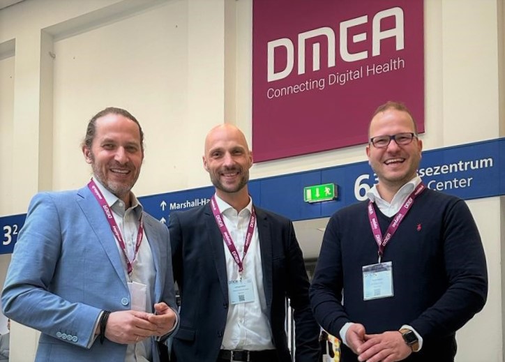 Kurze Wege für mehr Effizienz. 🚀 Auf der @_DMEA haben wir viele Anregungen mitgenommen. Tim Hering und Danilo Pudwell hier im Austausch mit Christoph Weitzel von Apleona Infra Services GmbH. #digitalisierung #event #gesundheitswesen #healthcare #DMEA23