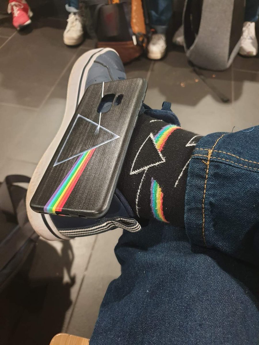 CFloydstock's tweet photo. Bom Dia, Confraria...
Via Edoardo Usai.
#pinkfloyd #thedarksideofthemoon #thedarksideofthemoon50 #tdsotm #tdsotm50 #progrock #classicrock #celcase #tenis #confrariafloydstock https://t.co/uhnp8OfMqB