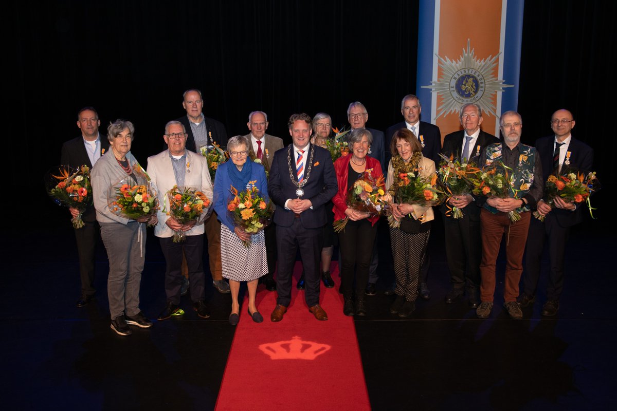 Vandaag is voor 14 Gouwenaars een bijzondere dag. 🏅 Zij ontvingen van burgemeester <a href="/pieterverhoeve/">Pieter Verhoeve</a> een Koninklijke onderscheiding bij de jaarlijkse #Lintjesregen in de Goudse Schouwburg. Van harte gefeliciteerd, gedecoreerden! 👏 Meer ➡️tinyurl.com/y4b4afs3 📷 Astrid den Haan