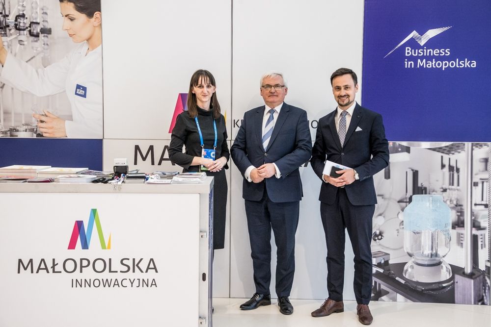 malopolskaPL's tweet photo. W dniach 24-25 kwietnia w Krakowie odbyła się 7 edycja Europejskiego Kongresu Mobilności Pracy (EKMP). Województwo Małopolskie było Partnerem Regionalnym tego wydarzenia.  W uroczystym otwarciu wziął udział wicemarszałek Józef Gawron. Szczegóły: https://t.co/SYFMq933OL https://t.co/0USIbAr4kj