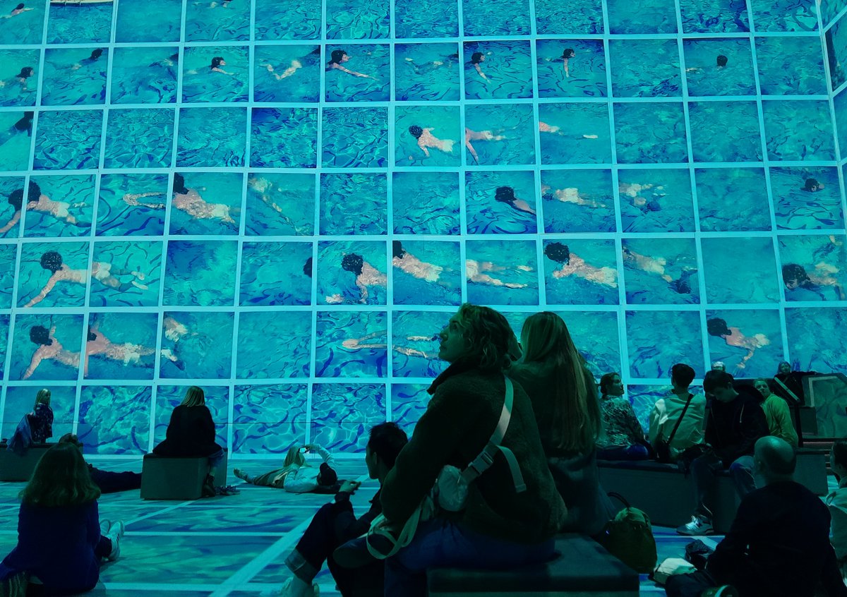 CLADmagali's tweet photo. Some very sniffy press reviews about David Hockney's immersive show @_LightRoomLDN - 'but is it art?' etc.  #Hockney was deeply involved in the show's design - surely if he says it's art... I found it surprisingly moving. Great space, too @haworthtompkins https://t.co/i9mAmdYrTL