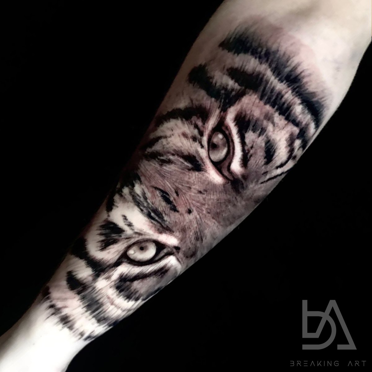 Breaking Art Tattoo tweet media
