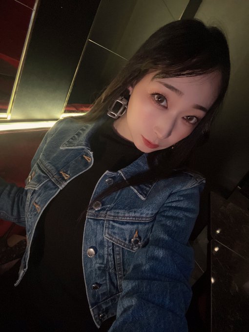 歌舞伎町ラウンジ蓮実クレア 20時open！ 今夜は現役ぶりにつけまつ毛つけてる日ー！ https://t.co/EPaIzXakih