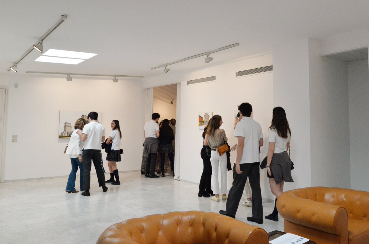 GaleriaAS's tweet photo. Siempre que recibimos en nuestra galería a estudiantes nos recuerda la importancia de acercar el arte a estas edades, pues es fantástico ver como profesores y alumnos comparten aficiones comunes, aprenden y además pasan un buen rato😊
@cumbresschool #GaleríaAnaSerratosa https://t.co/fcScTdH6s1