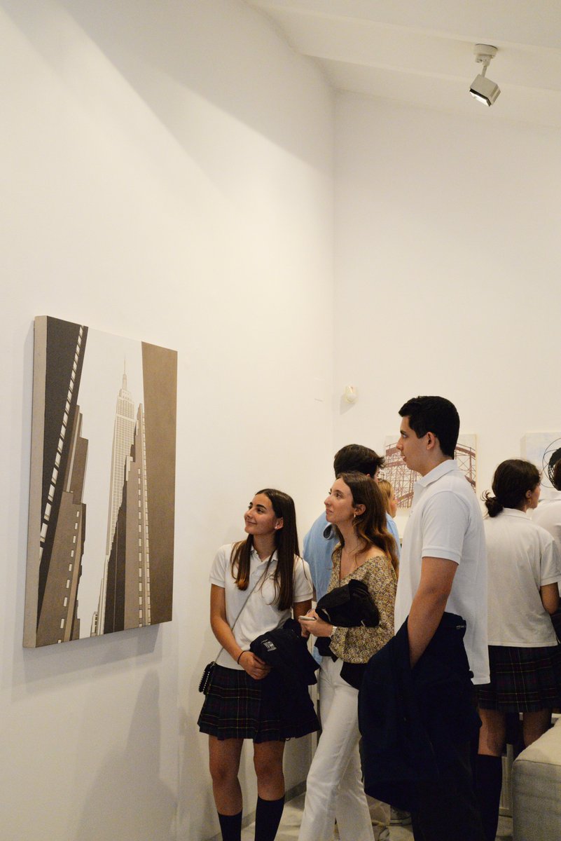GaleriaAS's tweet photo. Siempre que recibimos en nuestra galería a estudiantes nos recuerda la importancia de acercar el arte a estas edades, pues es fantástico ver como profesores y alumnos comparten aficiones comunes, aprenden y además pasan un buen rato😊
@cumbresschool #GaleríaAnaSerratosa https://t.co/fcScTdH6s1