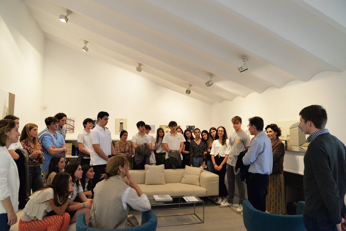 Siempre que recibimos en nuestra galería a estudiantes nos recuerda la importancia de acercar el arte a estas edades, pues es fantástico ver como profesores y alumnos comparten aficiones comunes, aprenden y además pasan un buen rato😊
<a href="/cumbresschool/">Cumbres School Valencia</a> #GaleríaAnaSerratosa