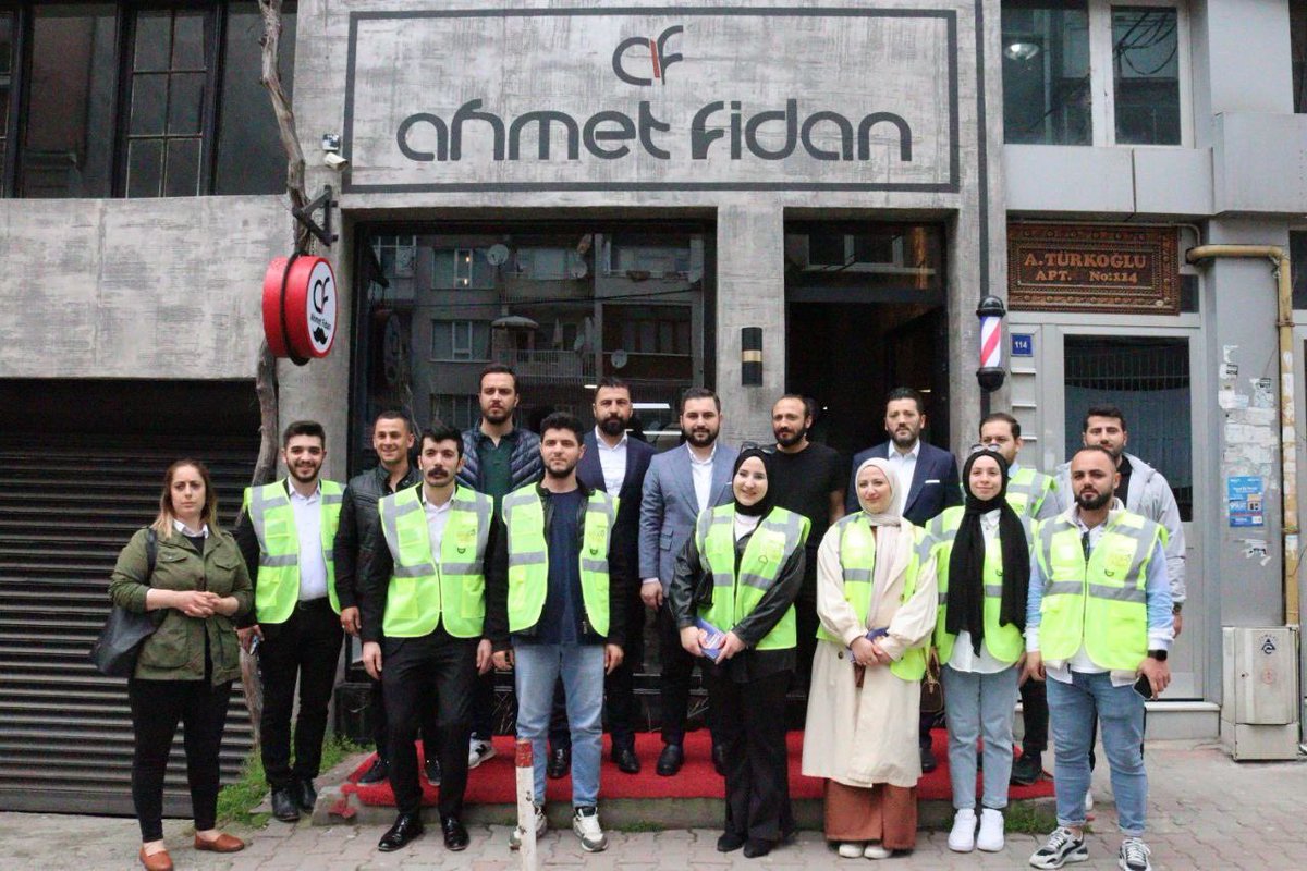 yilmazmcht's tweet photo. Az ileride bizim kuaföre dedik, ‘gelmezsen ayıp olur, daha da traş etmem seni’ dedi…

Dün buradaydık, bugün de buralardayız derken şaka yapmıyoruz. Birlikte başaracağız. https://t.co/GkSBbtOd7e