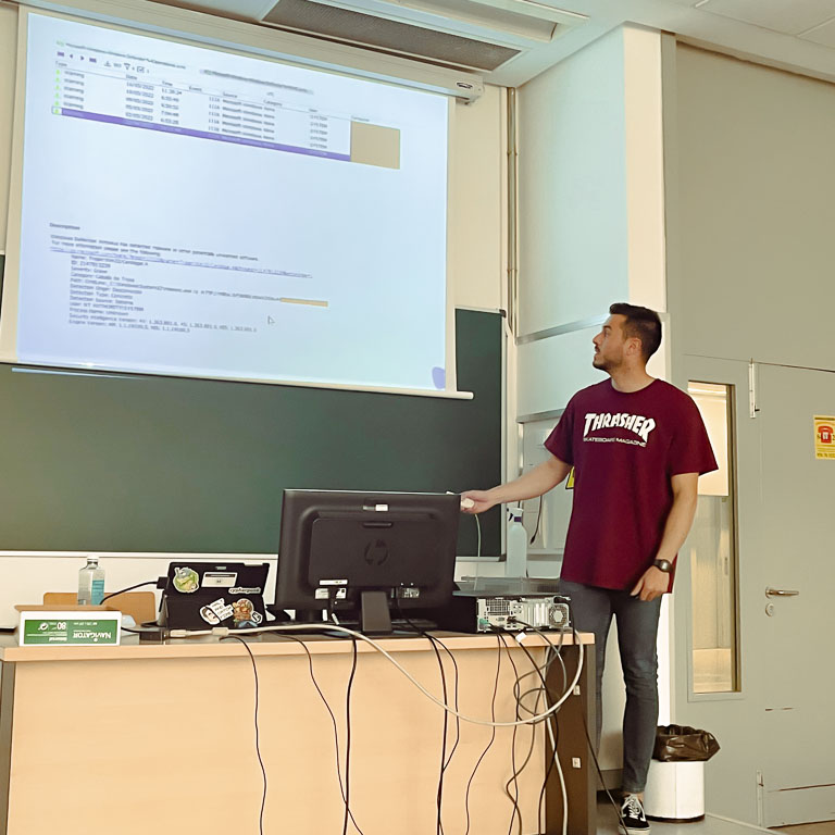 dariosugr's tweet photo. Un placer tener al gran @lfm3773 en un aula, esta vez impartiendo una fantástica charla en la asignatura de Garantía y Seguridad de la @EINAunizar @DIIS_UZ. Ojalá se repita y gracias a @feuzgz por la financiación #expertia https://t.co/iZpVPJS7GA