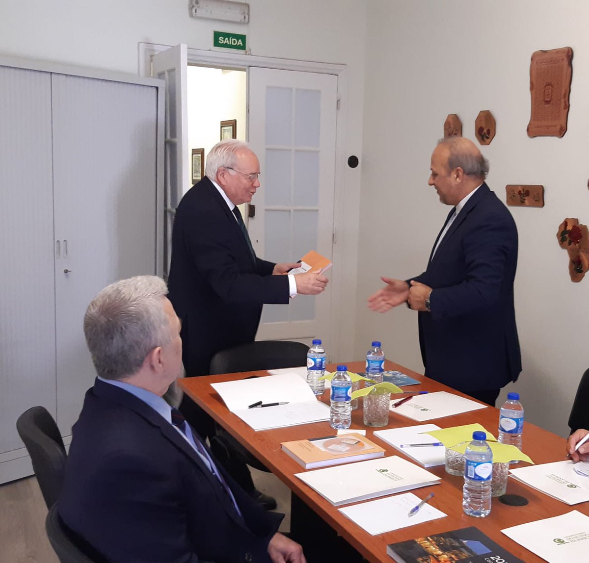 IRANinPORTUGAL's tweet photo. Nas reuniões de despedida do embaixador iraniano com dirigentes do #OMI e CEO da #Taguspark, ao prezar a #cooperação estreita entre a embaixada e estas importantes instituições, reforçou a relevância da continuação das relações, apresentado um exemplar do livro "Liga e Amizade". https://t.co/wQPZ3QNbzU