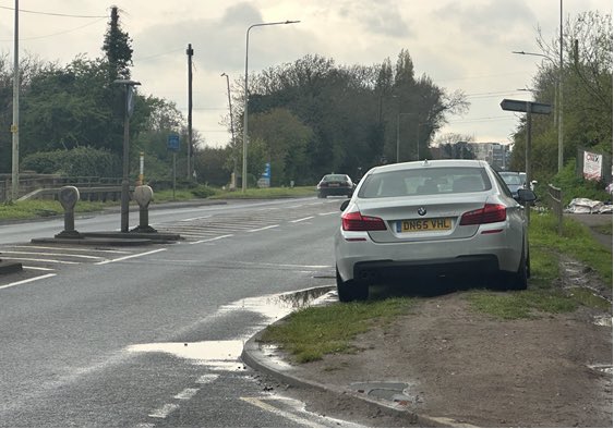 gregruback's tweet photo. ⁦Cars regularly being parked on the verge at junction of A4 and Lakeside Rd severely blocking visibility for cars turning out of Lakeside Rd. A serious accident waiting to happen! Please do something @TVP_Slough⁩ ⁦@SloughCouncil⁩ ⁦@HeathrowAirport⁩ #heathrow https://t.co/dK1Q8AQnGV