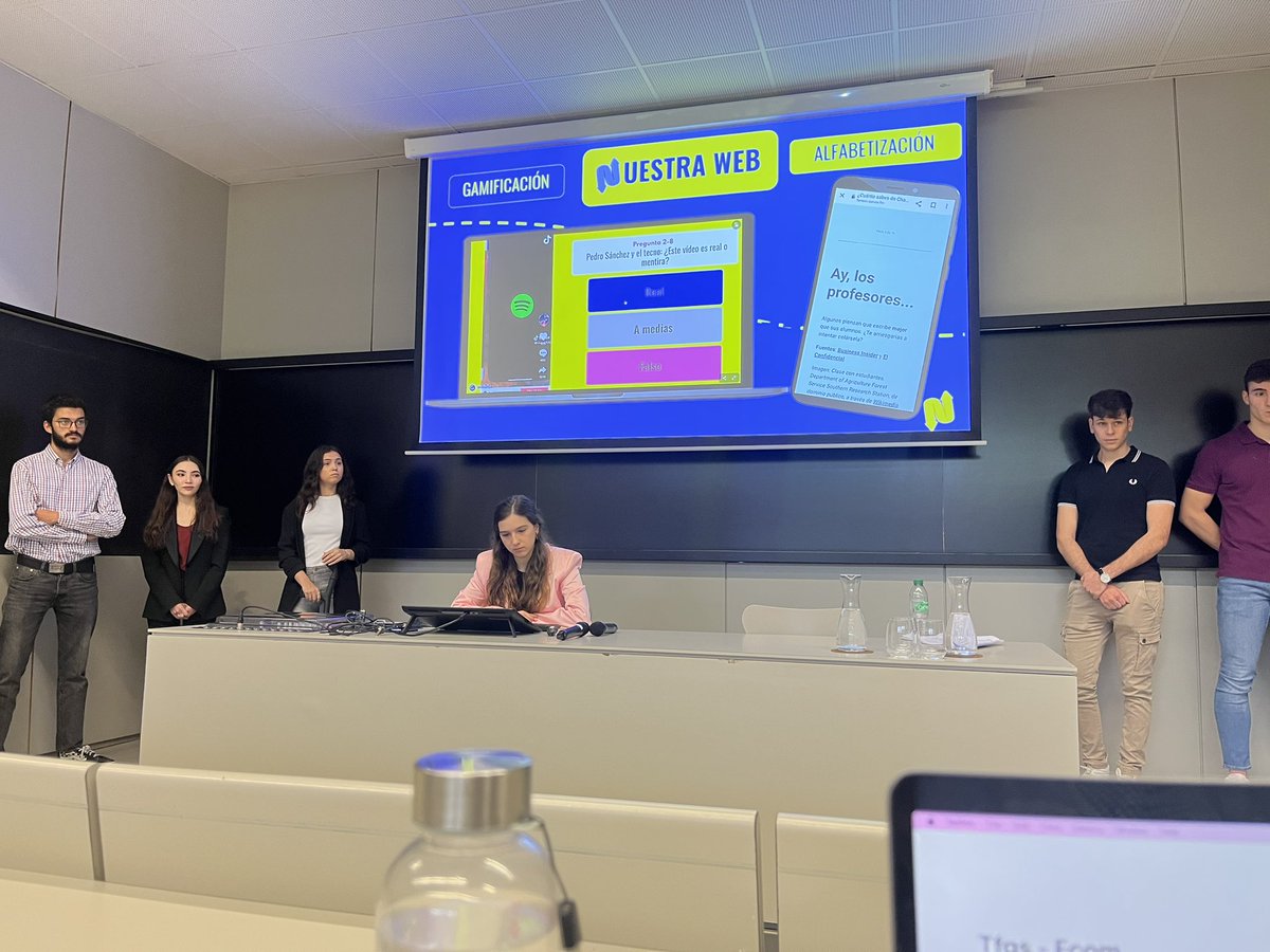 delgadobarragan's tweet photo. Hoy en @fcomunav en la presentación de los trabajos de fin de grado de Periodismo. 
Mucho nivel, ganas y buenas historias 👌🏻 https://t.co/58PgXZ4GMR