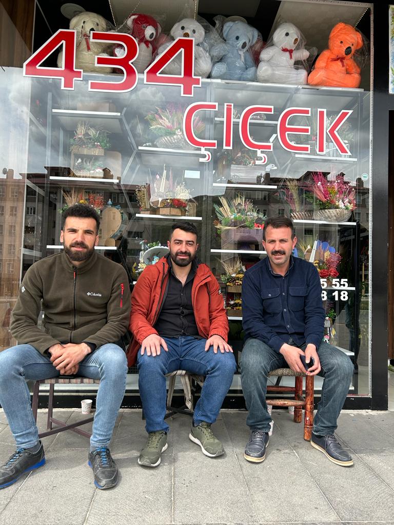 Dün gündüz vakitlerinde dükkanında Ak Partililer tarafından saldırıya uğrayan yönetim kurulu üyemiz Mehmet Bakır Güzeltaş'ı ziyaret ettim. Öfke ve korku ile hüküm sürmek isteyen bu iktidar ve yöneticilerinin hükmü en kısa zamanda son bulacaktır. @Bitlise_Deva 
<a href="/mehmetbakrgzel4/">mehmet bakır güzeltaş</a>