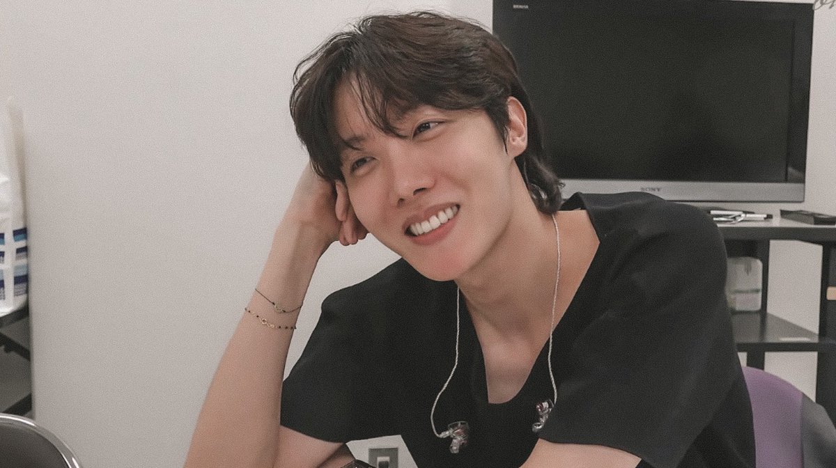 jhopesarchive's tweet photo. jung hoseok is truly the prettiest https://t.co/dEgpkxSSUt