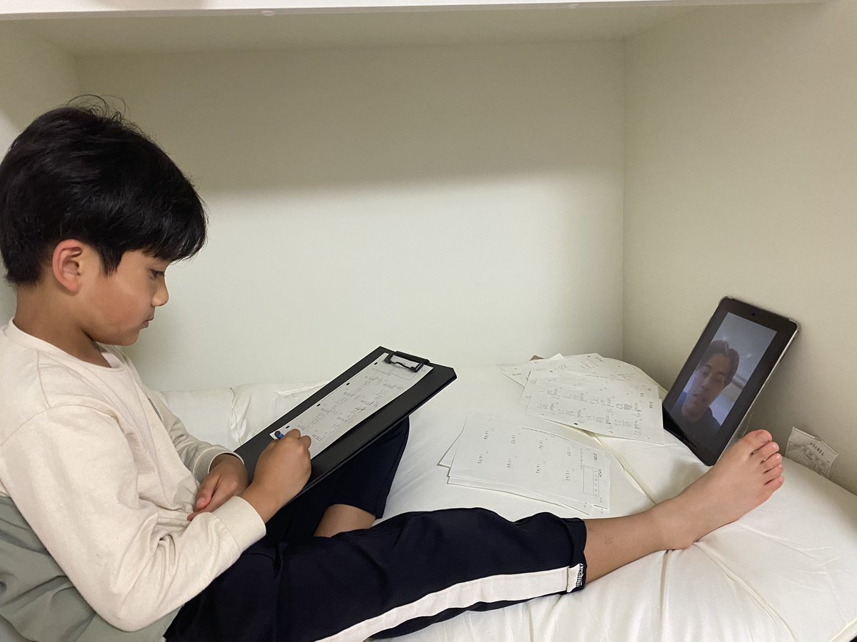 AKITO20120905's tweet photo. AKITO‼️💦💦
押入れ気に入ったのはわかるが、、、
公文しながらANAVERAGEを見るのは、、、😭富樫選手に怒られるよ‼️💦
#ANAVERAGE
#ANAVERAGE入会してよかった https://t.co/wNq70R3XLu