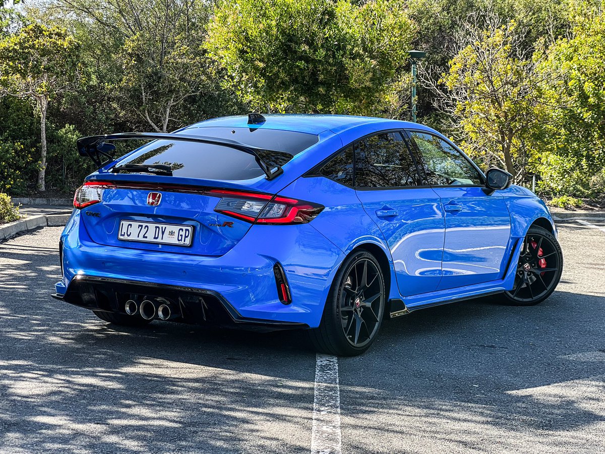 PapiMabele's tweet photo. The only R that matters, if we’re being honest. 🔥😍

Only 60 of these are available  in SA at R979,000 Including VAT. #HondaSACivicTypeR https://t.co/k6lIOnDkVS