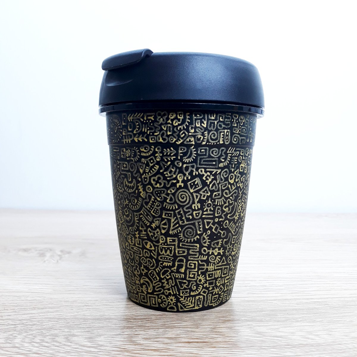 meikstaf's tweet photo. Did something abit different this time. Instead of painting on a figure, I thought of doing some motif art on a cup.

#Art #Handpainted #motif #motifart https://t.co/NxL16IWB6a