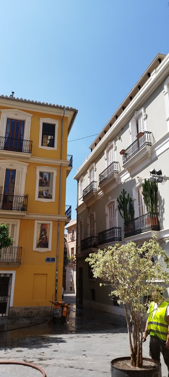MADenunciador's tweet photo. Voy a estar unos días fuera de Madrid y donde estoy hay árboles en las calles, maceteros, pérgolas, espacios urbanos agradables y el ayuntamiento riega los maceteros (4ta. Foto) 
Parece que no es imposible al final! @AlmeidaPP_ @bcarabante #madridciudadhostil https://t.co/hNBkurdjOk
