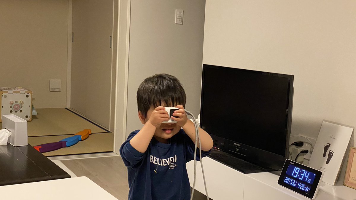 infinitiQX80's tweet photo. GoProカメラを置いておいたら機械物に興味津々な息子は大人の真似してカメラを構えますが…レンズを指で塞いでるよー！笑
 #カメラ  #GoPro  #GoProcamera  #ゴープロ  #ゴープロカメラ  #GoProHERO7black https://t.co/EEUkfWBzZT