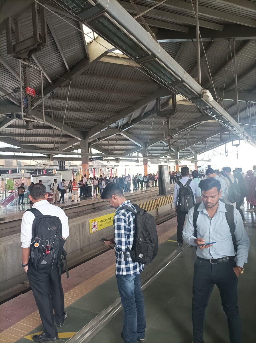 vaibhawmishra's tweet image. Versova Ghatkopar metro running late by 20 minutes. 
#MumbaiMetro 
#TechnicalError is announced by operator. 
This is #ChakalaMetroStation
