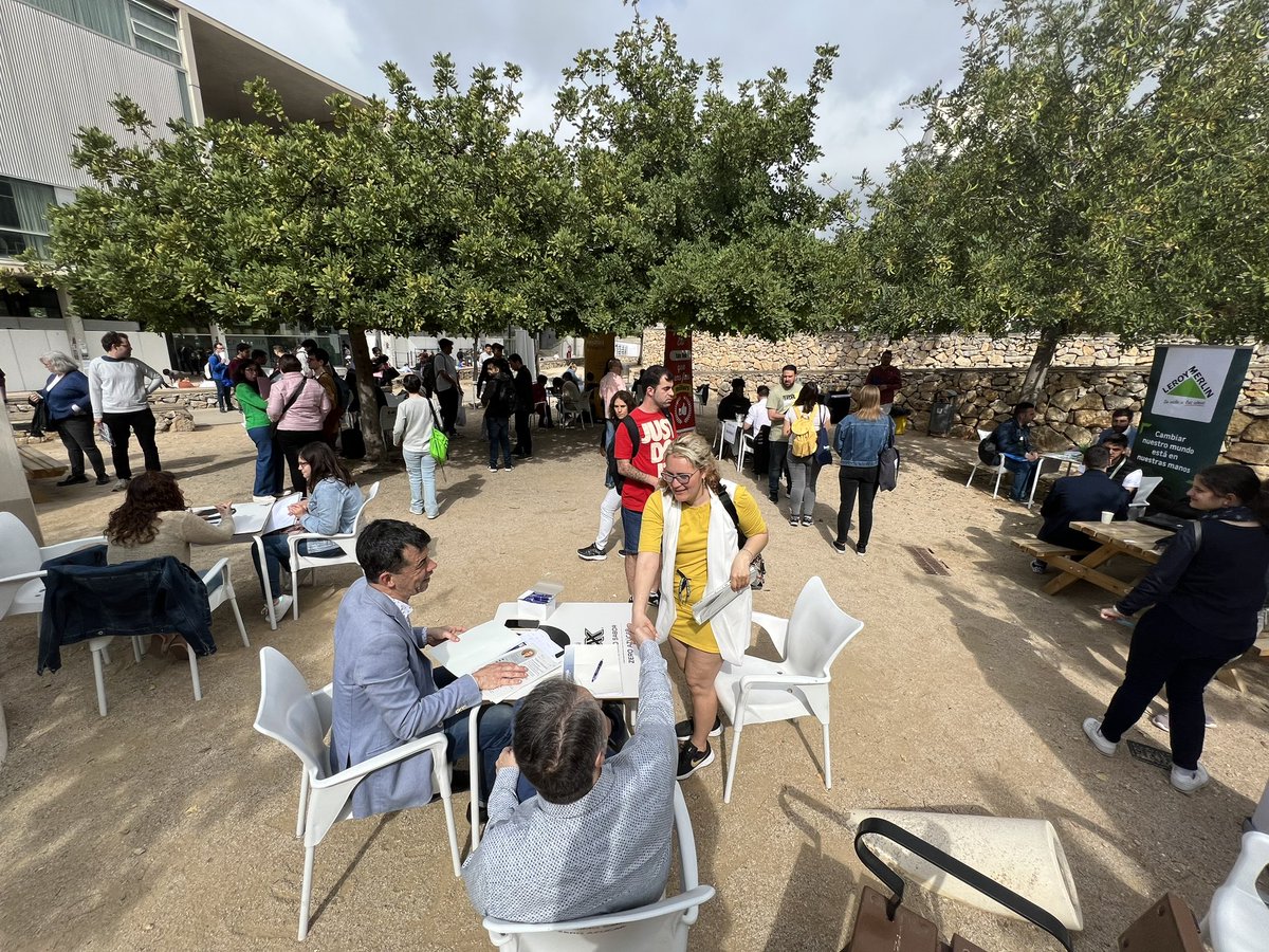 inserlabURV's tweet photo. Tanquem la Fira d’Ocupació d’#Inserlab 

Gràcies a totes les entitats que heu vingut a buscar el talent #URV 🤗 #Seguim 💪 https://t.co/RVMkEdxXwg