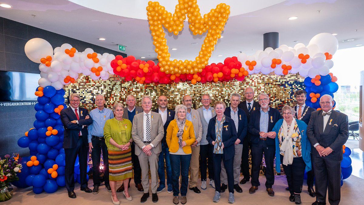 Lansingerland's tweet image. 𝗟𝗶𝗻𝘁𝗷𝗲𝘀𝗿𝗲𝗴𝗲𝗻 🇳🇱👑
Vandaag was een bijzondere dag, want Lansingerland vierde de Lintjesregen in het gemeentehuis. Er werden aan maar liefst vijftien inwoners van Lansingerland een Koninklijke Onderscheiding uitgereikt. 🎗️ 👏 Lees verder ⤵️ bit.ly/3LxHM7d