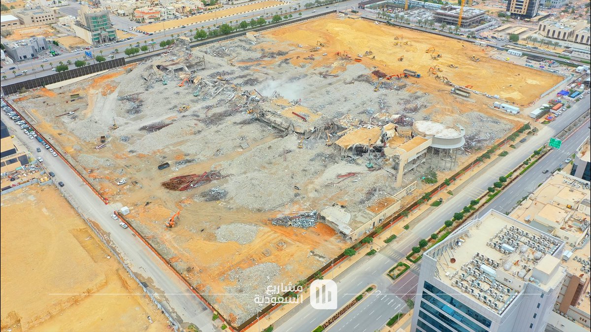 تجري أعمال إزالة مجمع العزيزية مول استعدادًا لبدء تنفيذ #مشروع_كنوز في نفس الموقع