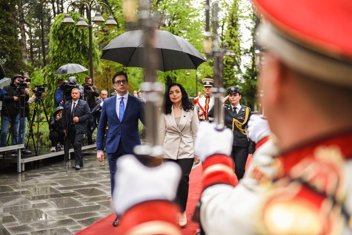 VjosaOsmaniPRKS's tweet photo. Delighted to begin my official visit to the Republic of North Macedonia with a meeting with President @SPendarovski.
Grateful for the constructive discussion on the future of our cooperation, exemplary neighborly relations and commitment to our European future. 🇽🇰🇲🇰 https://t.co/7BKRAfp5oP
