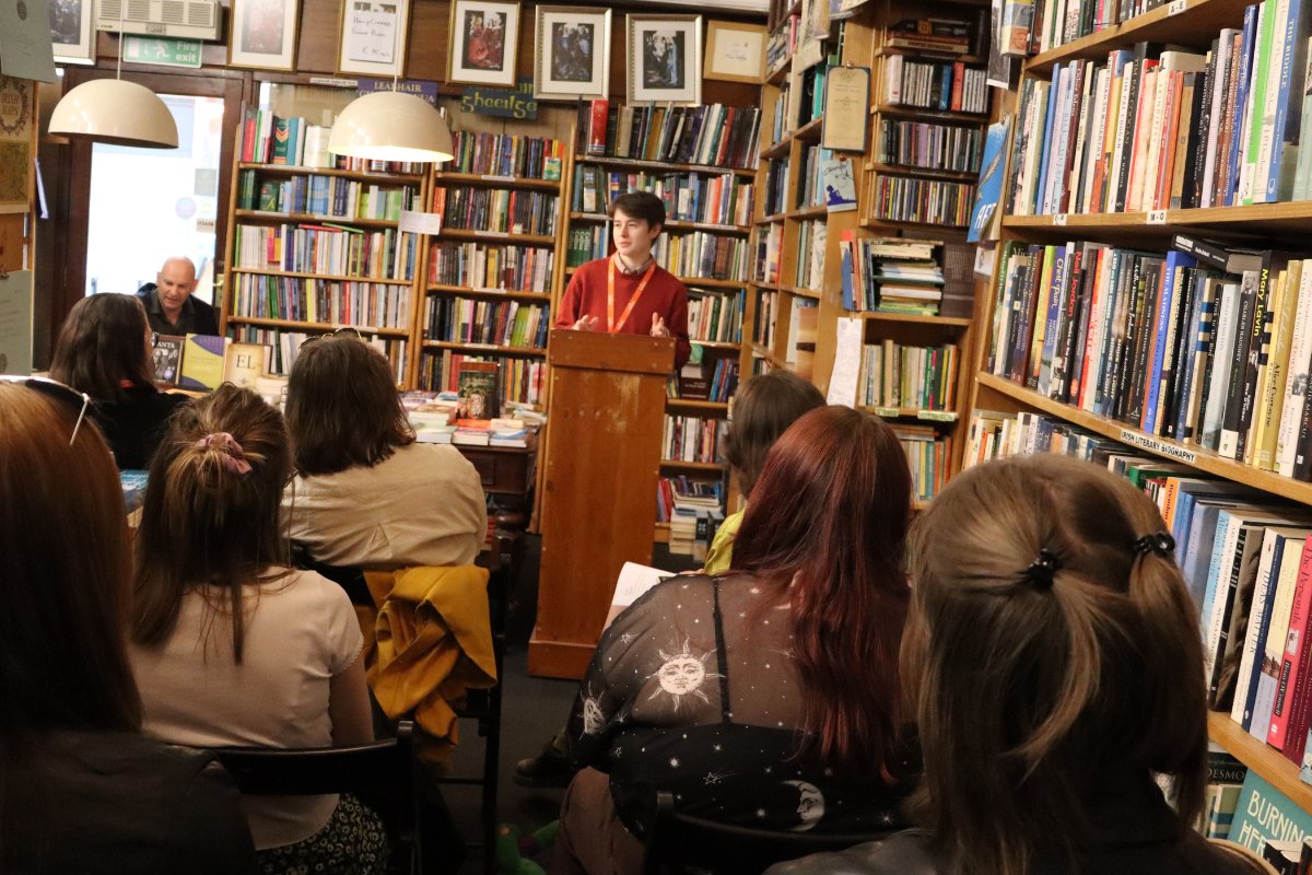 IrishWritersCtr's tweet photo. And that’s a wrap🎬
A massive WELL DONE to all of our #cuirt23 #youngwriterdelegates for making the festival week so wonderful✨
And an equally massive thank you to @CuirtFestival, @ByrnesBooks & of course @mcmonaglewriter for being such a fantastic mentor-writer and hype man! https://t.co/XgCwIgiqX5