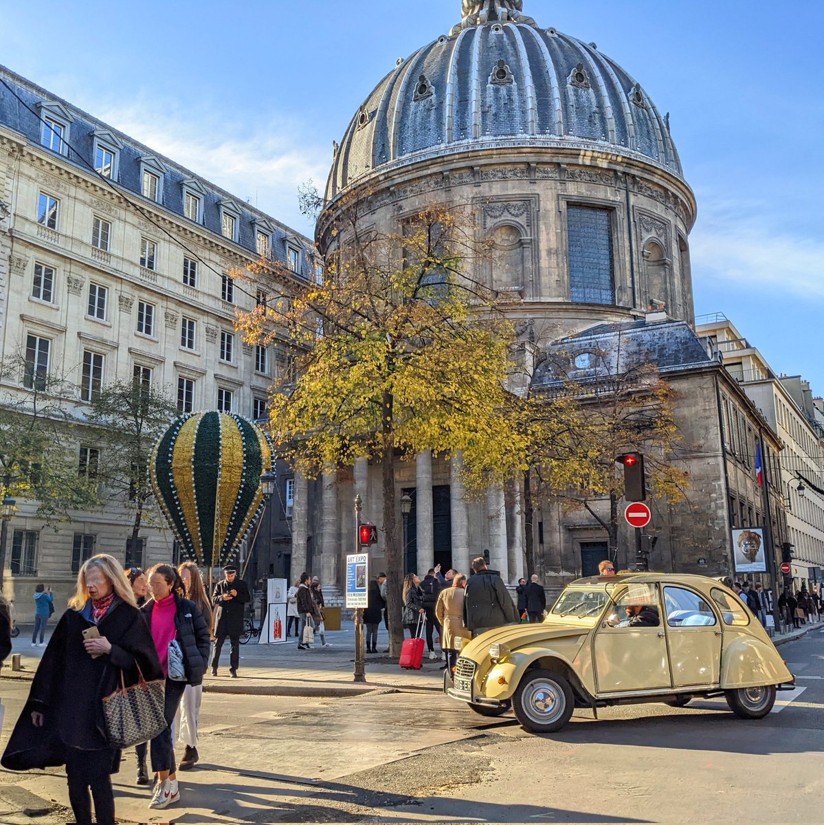 Petit tour Rue Saint-Honoré.
By me. #photography #vintagecars #classiccars #Citroen2CV #RueSaintHonore #Paris