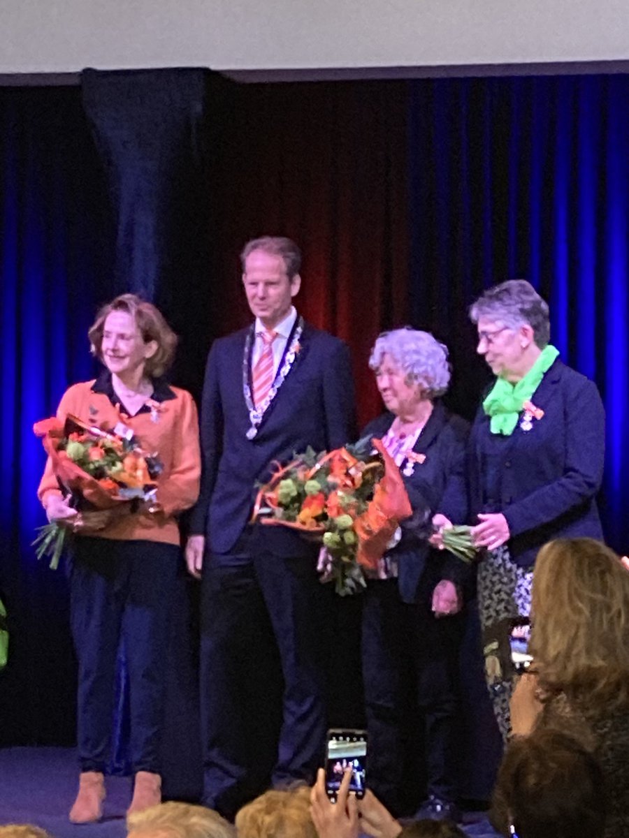 Drie dames in Hillegom tijdens een feestelijke bijeenkomst gedecoreerd. Gefeliciteerd!
