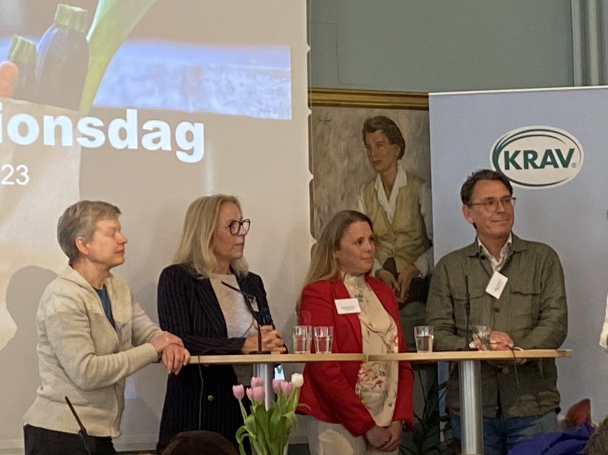 Axfoods Åsa Domeij: ”Att sänka eller slopa momsen på ekologisk mat skulle göra att betydligt fler konsumenter kunde välja eko” på <a href="/KRAVmedia/">KRAV</a> inspirationsdag på <a href="/KSLA_Academy/">KSLA</a>. #svpol