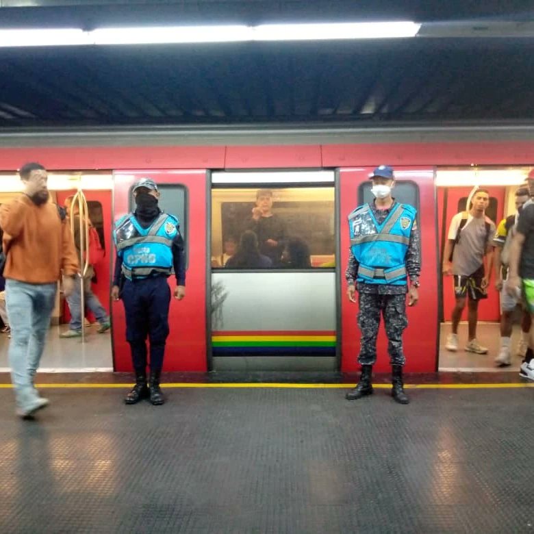 metro_caracas's tweet photo. #ManoDuraAlHampa 👮

En el marco del plan integral de seguridad, los organismos policiales en conjunto con la Gerencia de Protección y Seguridad del @metro_Caracas aprehendieron durante el I trimestre del año a más de 380 personas por cometer diferentes delitos en el sistema.🤝🏻 https://t.co/3hUXuHmiBP