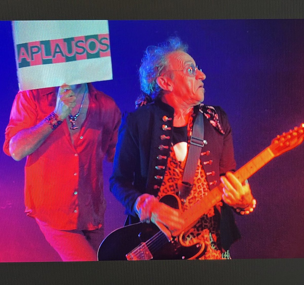 Rolling!! 🎥🎬 
Nuevo single en Mayo. #tutristecanción