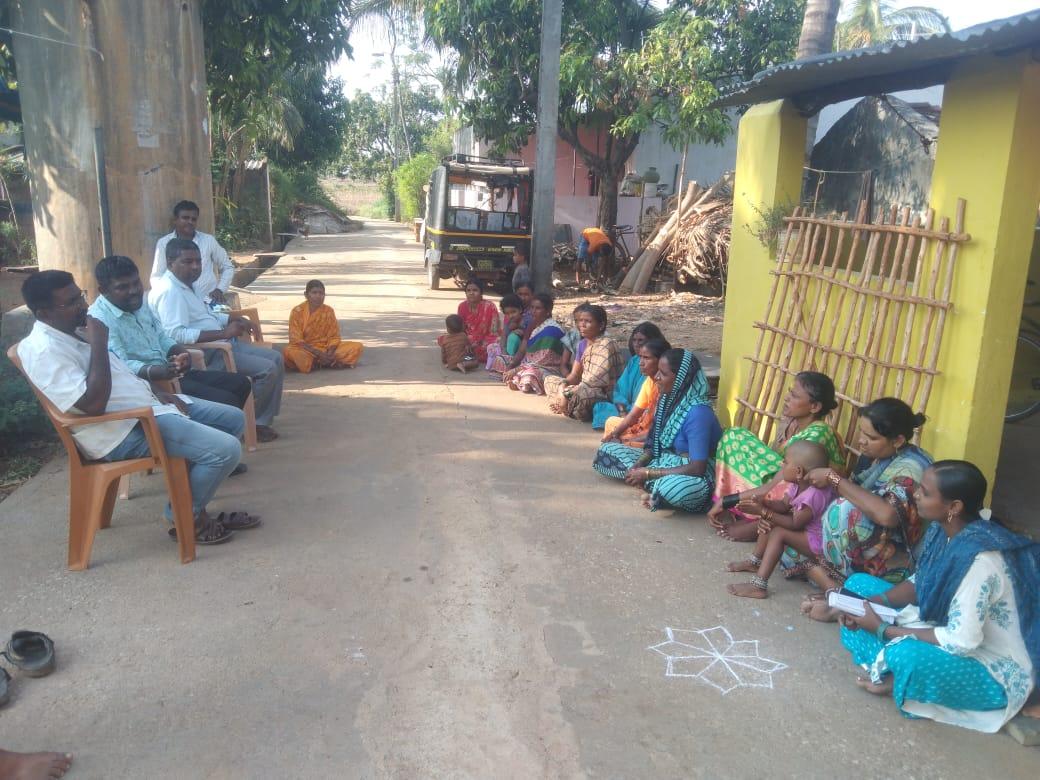 DingaleppaA's tweet photo. ಮಾನ್ಯರೇ ಹಾವೇರಿ ಜಿಲ್ಲೆ, ರಾಣೇಬೆನ್ನೂರು ತಾಲೂಕು ಅರೆ ಮಲ್ಲಾಪುರ ಗ್ರಾಮದ ಶಿವಾಜಿನಗರ ಪ್ಲಾಟಿನಲ್ಲಿ ಕೂಲಿಕಾರ್ಮಿಕರ ಸಂಘಟನೆ ಮಾಡಿ ಯೋಜನೆ ಬಗ್ಗೆ ಮಾಹಿತಿ ನೀಡಿ ನಮೂನೆ ಆರು ಅರ್ಜಿ ಸಲ್ಲಿಸಿದರು ಈ ಸಂದರ್ಭದಲ್ಲಿ ಸಹಾಯಕ ನಿರ್ದೇಶಕರು ಗ್ರಾಮ ಪಂಚಾಯಿತಿ ಸಿಬ್ಬಂದಿ ವರ್ಗ ತಾಲೂಕ ಐ ಈ ಸಿ ಸಂಯೋಜಕರು ಬಿ ಎಫ್ ಟಿ ಉಪಸ್ಥಿತರಿದ್ದರು https://t.co/89MR7qzKXW