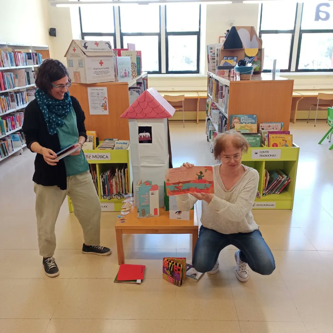 EMoixaines's tweet photo. Aquest matí, el grup de Maternals hem anat a fer una sortida a la biblioteca . La Marta i l'Inma ens han explicat uns contes que ens han agradat molt i després hem pogut veure'n un munt al nostre aire.
Gràcies @bibartes per la vostra acollida! https://t.co/PE4qLl13X1