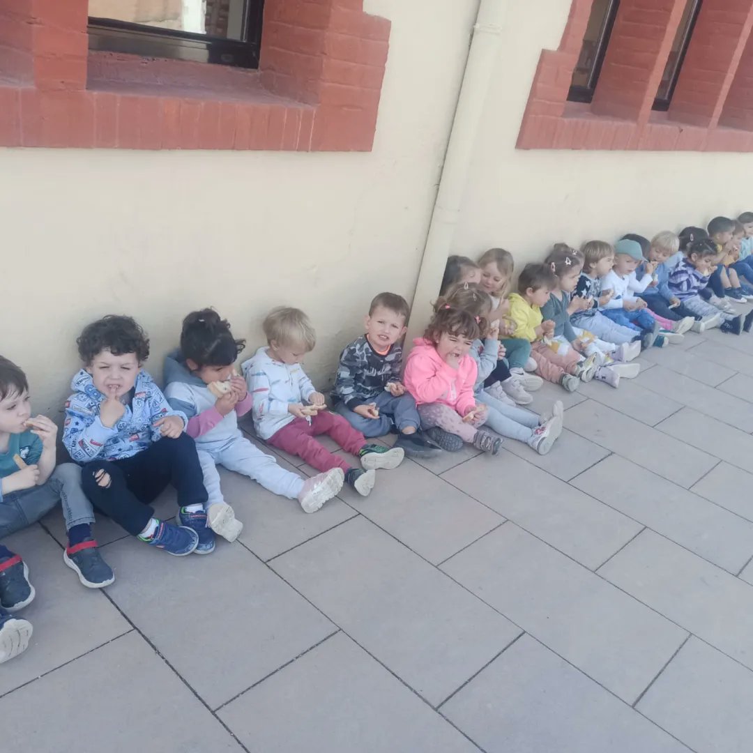 EMoixaines's tweet photo. Aquest matí, el grup de Maternals hem anat a fer una sortida a la biblioteca . La Marta i l'Inma ens han explicat uns contes que ens han agradat molt i després hem pogut veure'n un munt al nostre aire.
Gràcies @bibartes per la vostra acollida! https://t.co/PE4qLl13X1